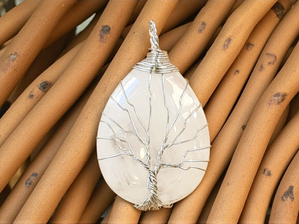 pendentif cristal de roche et arbre de vie